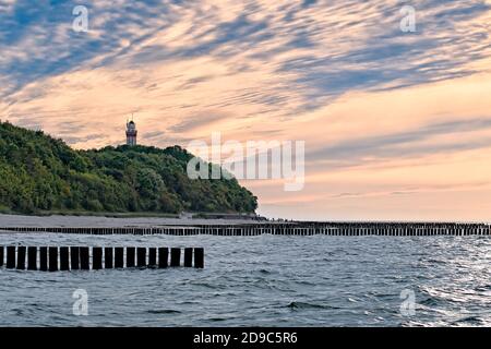 Leuchtturm in Niechorze. Niechorze, Westpommern, Polen. Stockfoto