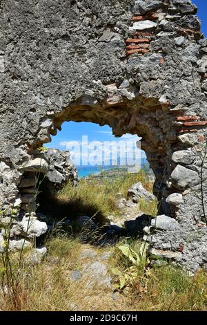 Die Ruinen eines verlassenen Dorfes in Cirella, einer Ortschaft in der Region Kalabrien, Italien. Stockfoto