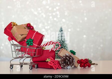 Chrismtas Hintergrund mit eingewickelten Geschenken auf Warenkorb und weihnachtsdekoration. Mit Kopierbereich Stockfoto
