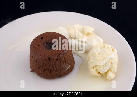 Schokoladencoulant mit Vanila-Eis Stockfoto