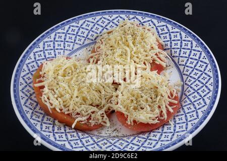 Tomate mit Mozarella als veganes Gericht Stockfoto