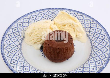 Schokoladencoulant mit Vanila-Eis Stockfoto