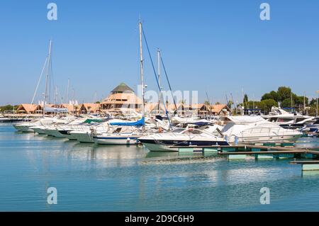 Luxusyachten im Hafen von Vilamoura, Algarve, Portugal Stockfoto