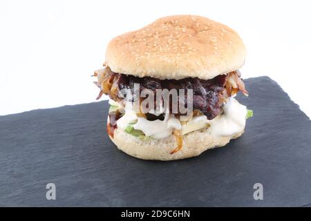 Hausgemachter Käse-Burger mit gebratener Zwiebel Avocado und Speck Stockfoto