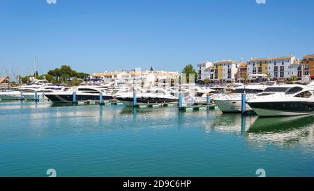 Luxusyachten im Hafen von Vilamoura, Algarve, Portugal Stockfoto