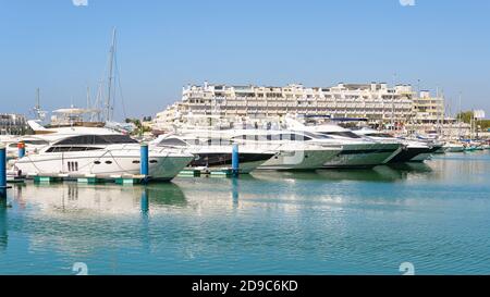 Luxusyachten im Hafen von Vilamoura, Algarve, Portugal Stockfoto