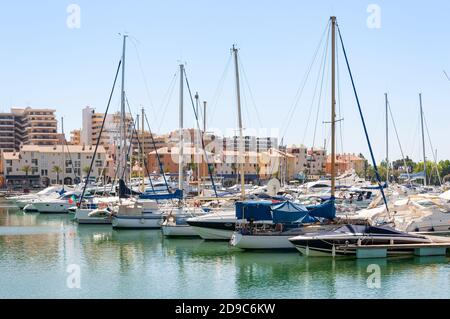 Luxusyachten im Hafen von Vilamoura, Algarve, Portugal Stockfoto