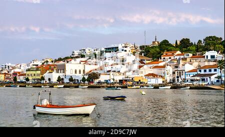 Ferragudo Dorf mit Fischerbooten in Algarve, Portugal Stockfoto