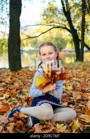 Glückliches Mädchen im Herbst Blätter im Herbst Park Stockfoto