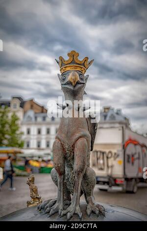 MALMÖ, SCHWEDEN - 21. AUGUST 2020: Eine Szene, die die berühmte Greifen-Statue der Stadt darstellt. Stockfoto