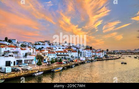 Ferragudo Dorf bei Sonnenuntergang. Algarve, Portugal Stockfoto