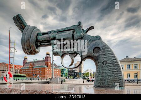 MALMO, SCHWEDEN - 21. AUGUST 2020: The Knotted Gun, ist eine Bronzeskulptur des schwedischen Künstlers Carl Fredrik Reuterswärd eines überdimensionalen Colt Python .357 Ma Stockfoto