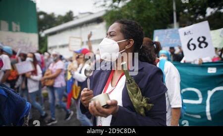 Caracas, Venezuela. November 2020. Während eines Protestes von Gesundheits- und Bildungspersonal mitten in der Corona-Pandemie klopften Gesundheitshelfer auf Kochtöpfe. Ein Gewerkschaftsbündnis hatte den Protest für bessere Gehälter gefordert. Kredit: Rafael Hernandez/dpa/Alamy Live Nachrichten Stockfoto