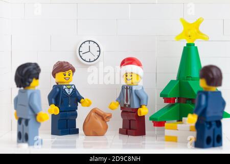 Tambov, Russische Föderation - 2. November 2020 Lego minifiguren Geschäftsleute, die eine weihnachtsfeier in ihrem Büro. Stockfoto