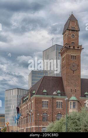 MALMÖ, SCHWEDEN - 21. AUGUST 2020: Die Malmo World Maritime University vor den Malmo Live Blocks, zu denen auch das Clarion Hotel gehört. Stockfoto