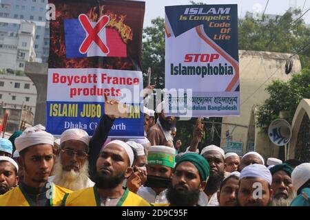 Dhaka, Bangladesch. Oktober 2020. Muslimische Demonstranten zeigen Plakate während des Protestes in Dhaka.die Islami Andolon, eine der größten islamistischen Parteien Bangladeschs, führen einen protestmarsch durch, der zum Boykott französischer Produkte aufruft und den französischen Präsidenten Emmanuel Macron für seine Bemerkungen anprangert: "˜nicht aufgeben, Karikaturen des Propheten Mohammed darzustellen". Macrons Bemerkungen kamen als Reaktion auf die Enthauptung eines Lehrers, Samuel Paty, außerhalb seiner Schule in einem Vorort außerhalb von Paris Anfang dieses Monats, nachdem er Karikaturen des Propheten Mohammed während einer Klasse gezeigt hatte, die er in der freien Meinungsäußerung leitete. (Credi Stockfoto