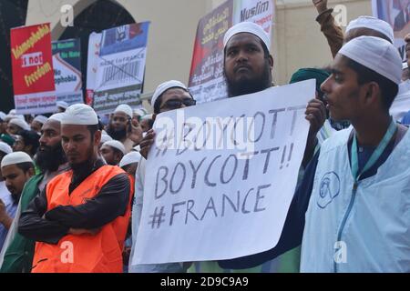 Dhaka, Bangladesch. Oktober 2020. Während des Protestes in Dhaka hält ein muslimischer Protestler ein Plakat mit der Aufschrift " #Boykott Boykott!!#France".die Islami Andolon, eine der größten islamistischen Parteien Bangladeschs, Einen protestmarsch abhalten, der zum Boykott französischer Produkte aufruft und den französischen Präsidenten Emmanuel Macron für seine Bemerkungen anprangert: "˜die Karikaturen des Propheten Mohammed nicht aufgeben". Macrons Bemerkungen kamen als Reaktion auf die Enthauptung eines Lehrers, Samuel Paty, außerhalb seiner Schule in einem Vorort außerhalb von Paris Anfang dieses Monats, nachdem er Karikaturen des Propheten Mohammed Durin gezeigt hatte Stockfoto