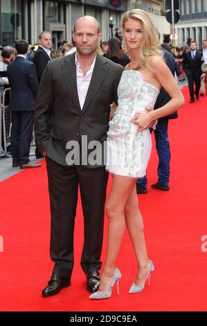 Jason Statham und Rosie Huntington-Whiteley nehmen an der UK-Premiere von Hummingbird im Odeon West End am Leicester Square in London Teil. © Paul Treadway Stockfoto