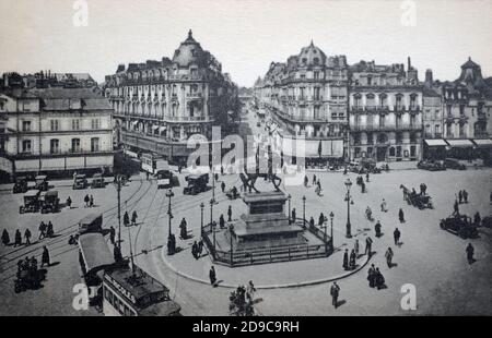 Eine historische Ansicht der Statue Jeanne d'Arc und der Place du Martroi mit der Rue de la République dahinter, die zum Bahnhof in Orléans, Centre-Val de Loire, Frankreich, führt, aus einer Postkarte c.early 1900s entnommen. Stockfoto