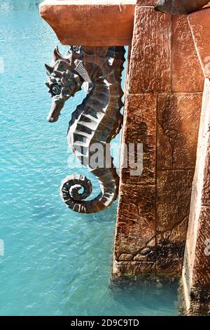 Seahorse-Architektur rund um Paradise Lake, Teil des Themenresort Atlantis und Hotels auf Paradise Island in der Nähe von Nassau auf den Bahamas. Stockfoto