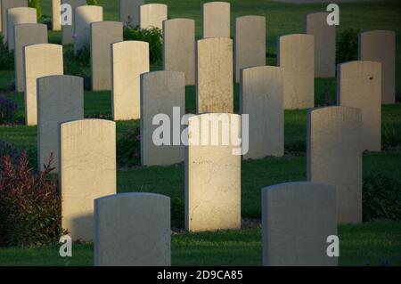 Reihe von Marmor Grabstein am Ende des Tages Stockfoto