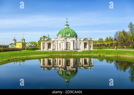 Grottopavillon mit Spiegelung im historischen Kuskowo-gut in Moskau, Russland Stockfoto