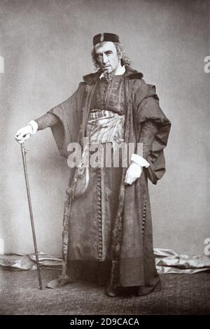 Der bedeutende edwardianische Schauspieler Sir Henry Irving (1838 - 1905) im Kostüm von Shylock aus dem Theaterstück der Kaufmann von Venedig von William Shakespeare. Aus einer Fotopostkarte aus der Zeit. Stockfoto