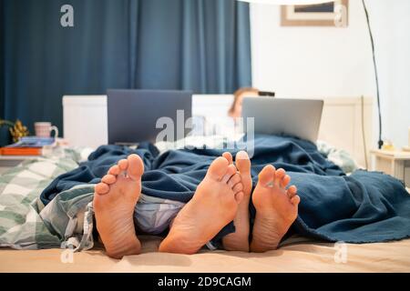 Laptop, paar, Frau, Bett, zu Hause, Mann, Schlafzimmer, Beziehung, zusammen, Technologie, Computer, jung, lügen, Menschen, Liebe, Frau, glücklich, gut aussehend, inter Stockfoto