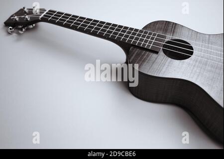 Schwarz-Weiß-Foto einer Ukulele auf hellem Hintergrund Mit Kopierbereich Stockfoto