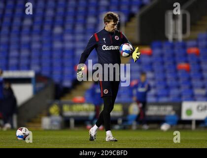 Madejski Stadium, Reading, Berkshire, Großbritannien. November 2020. English Football League Championship Football, Reading versus Preston North End; Torwart Sam Walker von Reading während des Aufwärmphase Credit: Action Plus Sports/Alamy Live News Stockfoto