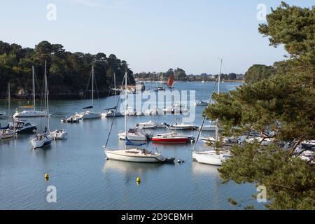 Segelboote vor Conleau Beach am Golf von Morbihan, Vannes, Bretagne, Frankreich Stockfoto