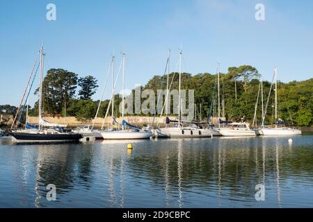 Segelboote vor Conleau Beach am Golf von Morbihan, Vannes, Bretagne, Frankreich. Graffiti auf Französisch lautet "Always Breton!" Stockfoto