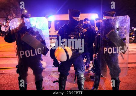 Während des Protestes wird eine Gruppe von Polizisten mit schwerer Ausrüstung gesehen. Das polnische Verfassungsgericht in seinem neuen, politisch gewählten Gerichtsgebäude r Stockfoto