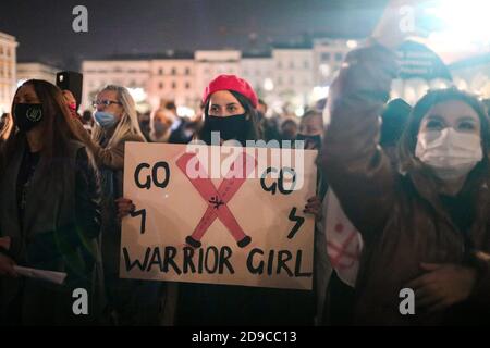 Ein Protestler, der ein Plakat mit der Aufschrift "Go, go, Warrior girl" hielt, entschied das polnische Verfassungsgericht in seinem neuen, politisch gewählten Gerichtsgebäude über diesen Abor Stockfoto