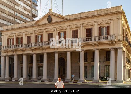 Montevideo, Uruguay- 18. Dezember 2008: Gelber Stein mit Säulen macht Government House Museum, oder Palacio Estevez, Gebäude. Stockfoto