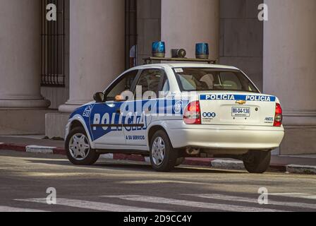 Montevideo, Uruguay - 18. Dezember 2008: Nahaufnahme des weißen blauen Corsa Chevrolet Polizeiautos auf der Straße. Stockfoto