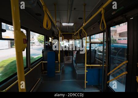 Ein leeres Fahrzeug mit öffentlichen Verkehrsmitteln. Leere Plätze eines Obus. Niemand sitzt im Bus. Stockfoto