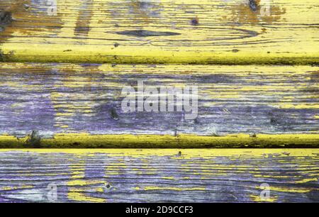 Alte verwitterte Grunge Holzplanken Info gelb lackiert Stockfoto