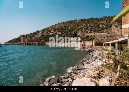 KIZIL KULE Red Tower, Türkei, Alanya, Sehenswürdigkeiten, einzigartige Architektur, alte Architektur, Festung, Burg Zitadelle Hochburg Meer Küste Berge Stockfoto