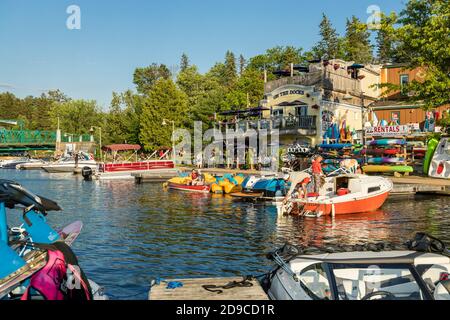 Die Stadtdocks und Geschäfte entlang des Muskoka Flusses in Huntsville, Ontario. Stockfoto