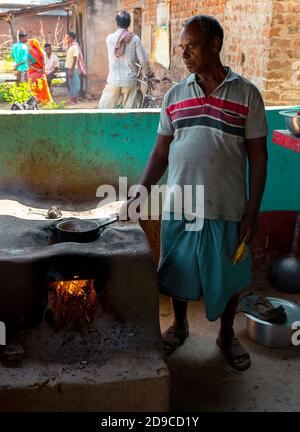 Charida, Purulia, Westbengalen / Indien - November 01,2020. Ein nicht identifizierter Teeverkäufer bereitet Tee auf einem Tonofen zu. Stockfoto