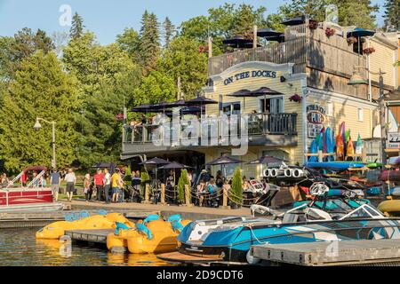 Die Stadtdocks und Geschäfte entlang des Muskoka Flusses in Huntsville, Ontario. Stockfoto