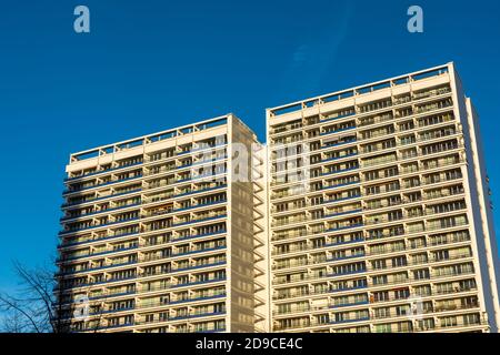 Wolkenkratzer mit blauem Himmel im Herbstlicht Stockfoto