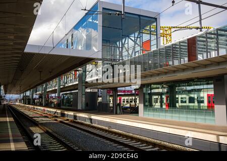 Gent, Flandern, Belgien - MÄRZ 11 2018: Der renovierte Bahnhof von Gent-Sint-Pieters (Gand-Saint-Pierre) an einem leeren Bahnsteig. Stockfoto