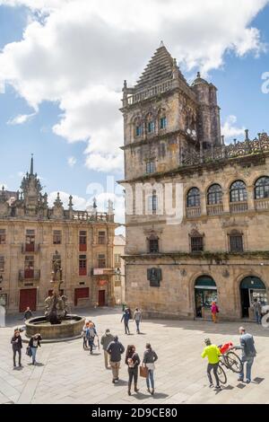SANTIAGO DE COMPOSTELA, SPANIEN - 26. Okt 2020: Santiago de Compostela, Spanien, 2018. Mai: Blick auf Fonte dos Cabalos auf Praza das Praterias Stockfoto