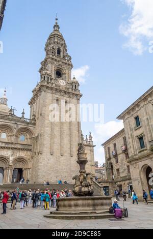 SANTIAGO DE COMPOSTELA, SPANIEN - 26. Okt 2020: Santiago de Compostela, Spanien, 2018. Mai: Blick auf Fonte dos Cabalos auf Praza das Praterias Stockfoto
