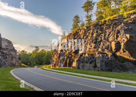 Felsschnitt an der Forbes Hill Road, Huntsville, Ontario Stockfoto