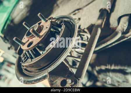 Bremsbeläge Im Fahrzeug Ersetzen Bremstrommel Im Fahrzeug. Verrostete Teile Aus Der Nähe. Transport und Automobilindustrie. Stockfoto