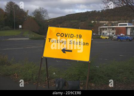 Schild mit COVID-19-Teststation während einer Coronavirus-Pandemie, Campus des Heriot-Watt University Borders College, Galashiels, Scottish Borders, Großbritannien. Stockfoto