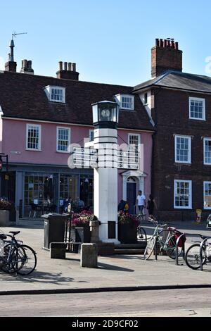 Salt-Säule, ein denkmalgeschütztes Straßenschild auf Angel Hill, Bury St Edmunds, Suffolk, England. Hinter dem einzigartigen Wegweiser steht ein altes pinkfarbenes Gebäude. Stockfoto